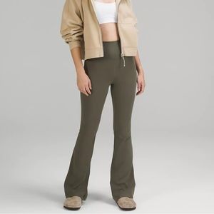 Lululemon Groove Pant SHR Flare (6) army green